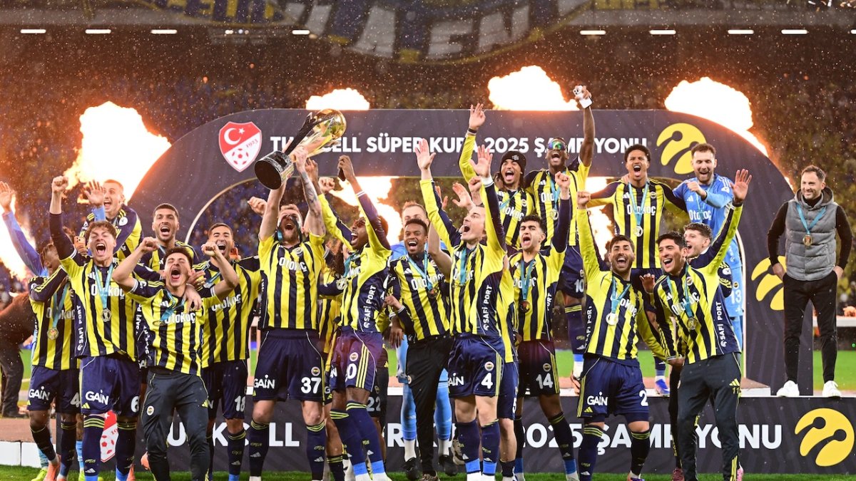 Süper Kupa Fenerbahçe'nin: Sarı-lacivertliler Galatasaray'ı 2-0 yenerek kupa hasretine son verdi